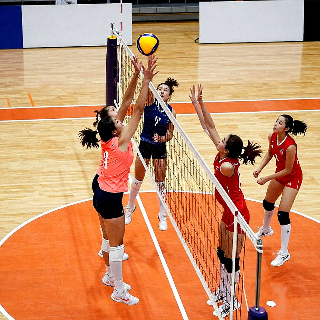 Vietnamese Women's Volleyball: Hunting for Data Between the Applause Vietnamese Women's Volleyball: Hunting for Data Between the Applause