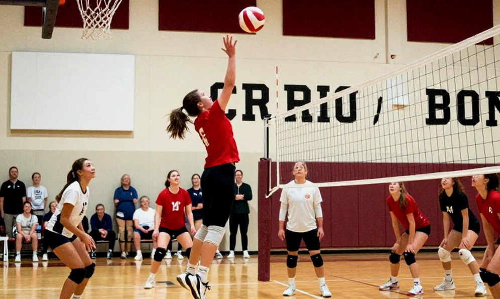 Ba mươi năm MOP bóng chuyền nữ NCAA: Libero cũng từng đăng quang, và cái bẫy hào quang bãi biển