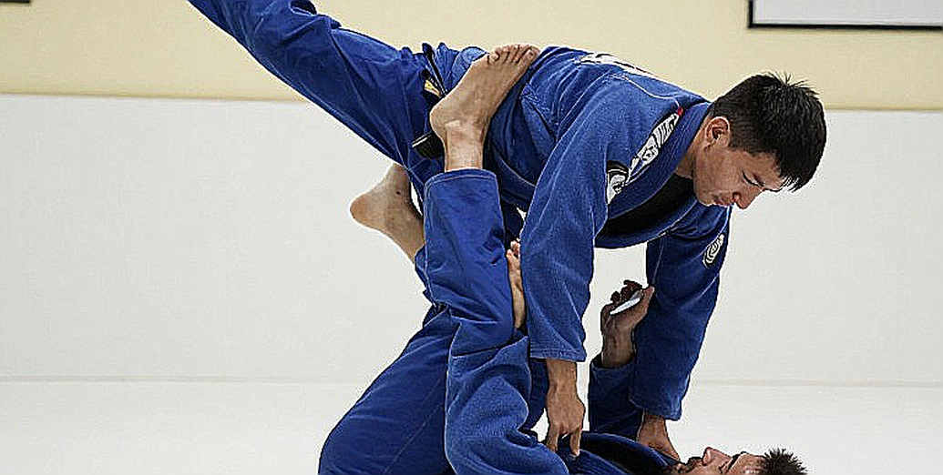 Chiếc đai hạng nặng UFC: 27 lần đổi ngôi và những khoảng lặng sau tiếng chuông