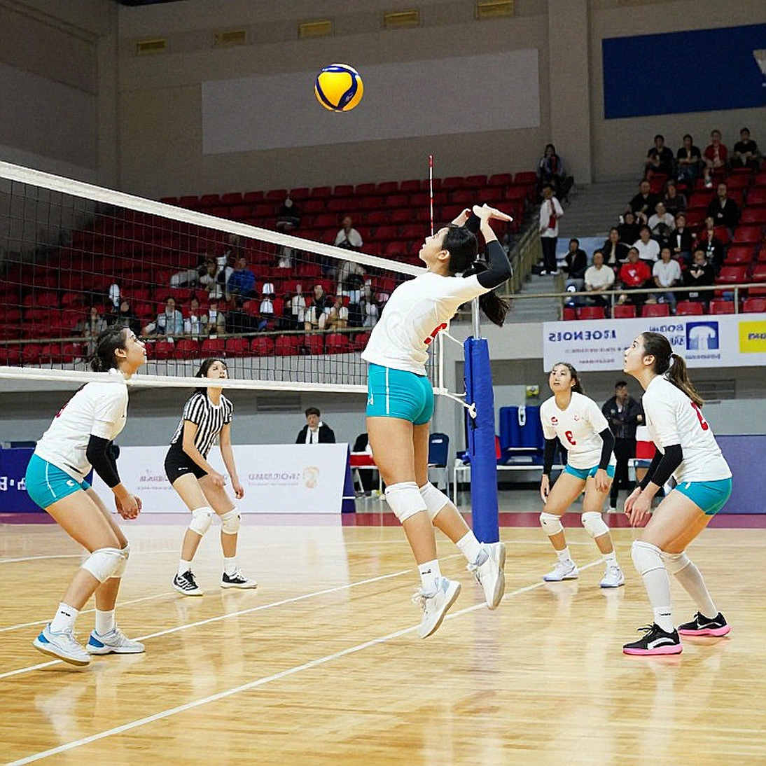 Asiad 20 và bài toán ba người đánh biên: Bóng chuyền nữ Việt Nam học lại cách đếm xương sống