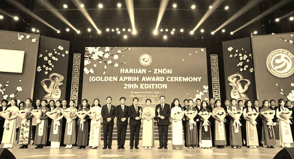 Vết nứt sau tấm huy chương vàng kata Asiad 20 Vết nứt sau tấm huy chương vàng kata Asiad 20