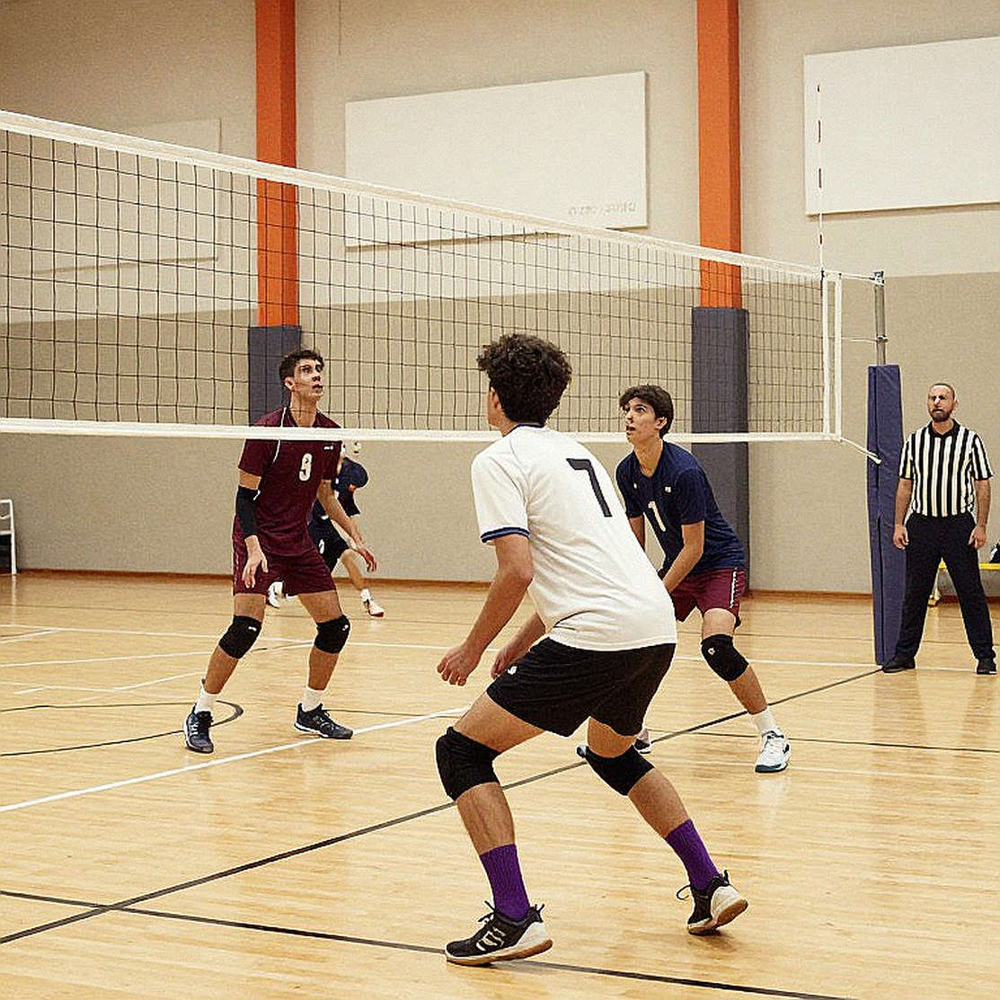 Kentucky hạ Louisville 3-1: set một .079, set hai .420 và dàn công bốn mũi